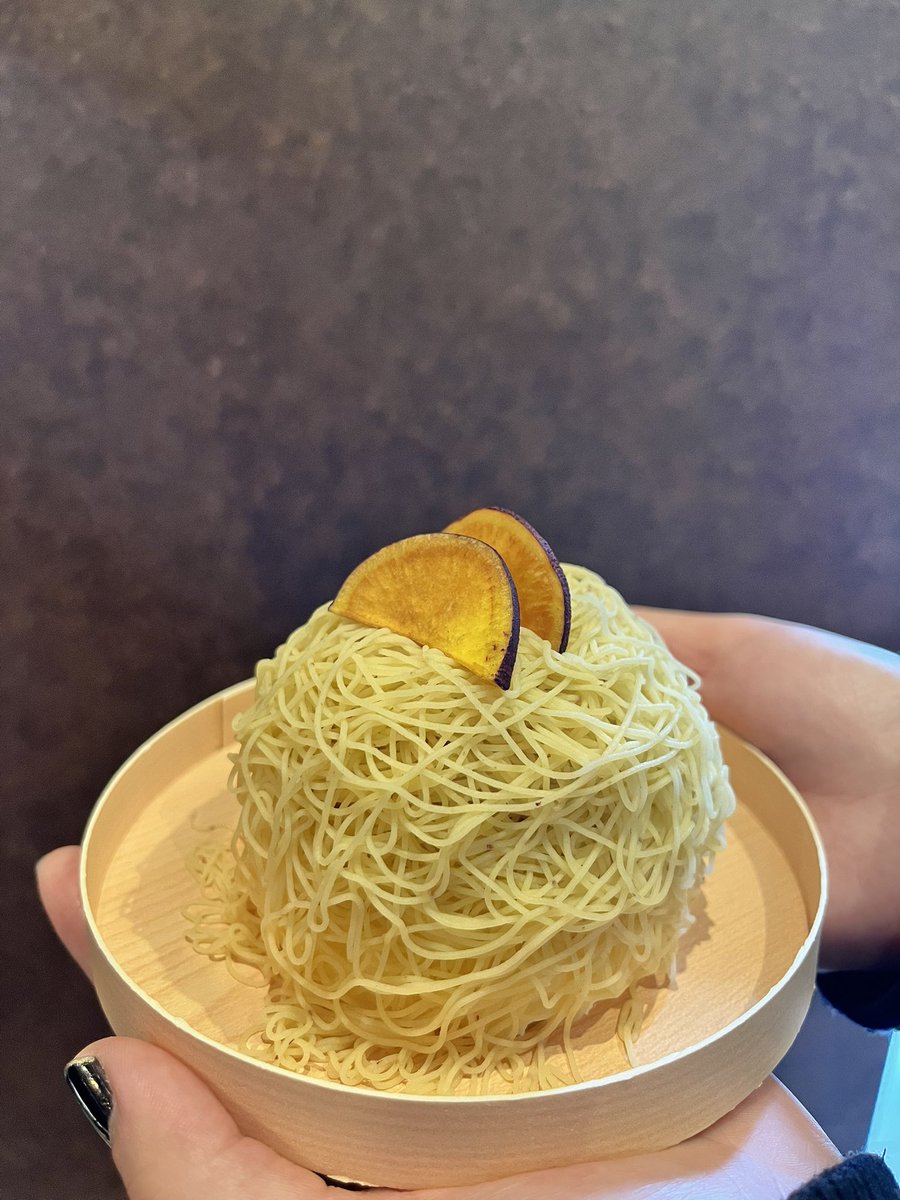 mitsuimo32's tweet photo. 鎌倉で見つけた銀座芋山の
            「生搾り芋モンブラン」

流行りの目の前で絞ってくれるスタイル。

濃厚な芋ペーストがさつまいも好きにはたまらない！🍠🍠🍠
芋けんぴ種類あってまた行って食べてみたい！

 #銀座芋山  #鎌倉   #さつまいも https://t.co/4AjLaWG3G1
