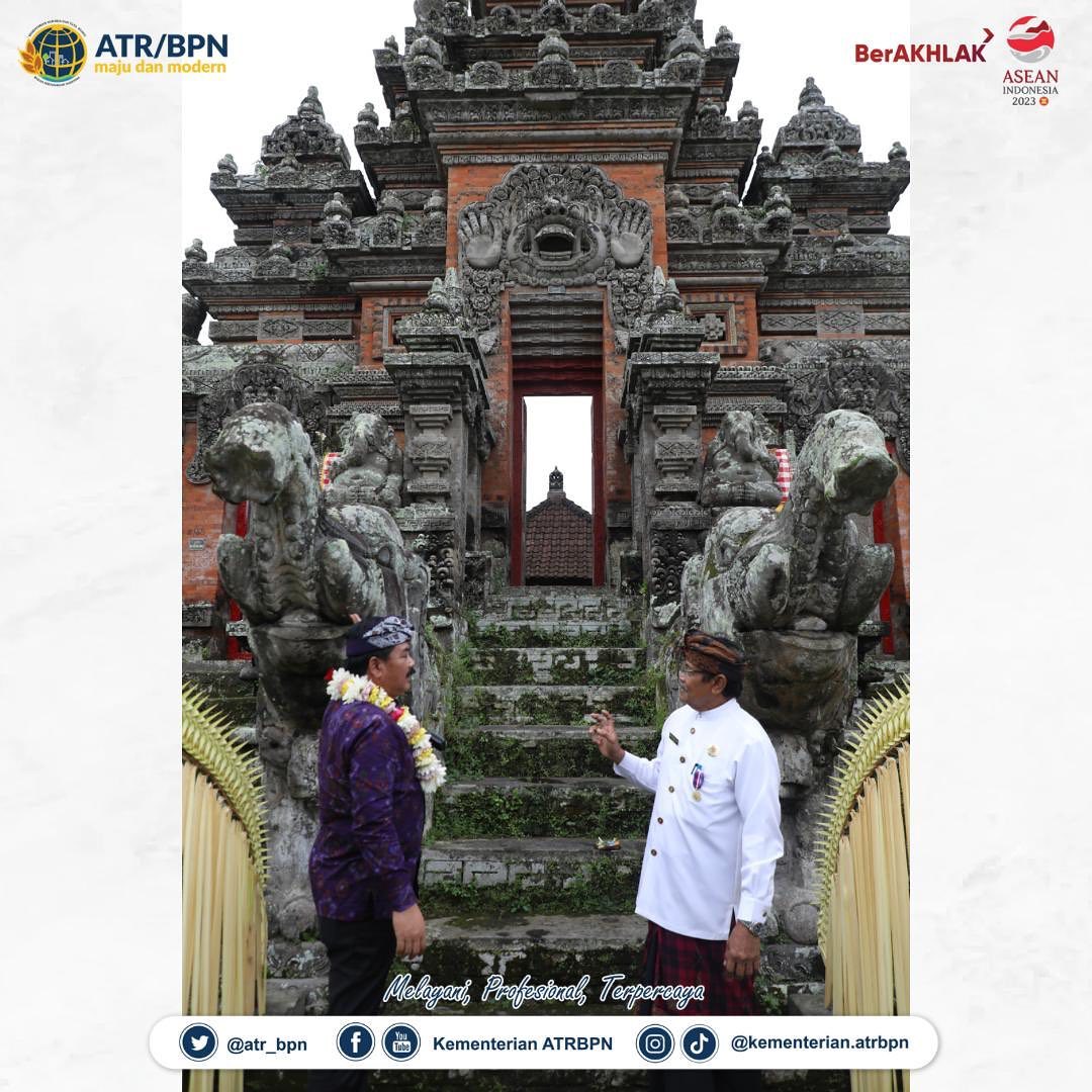 kantahkabpati's tweet image. Menteri ATR/BPN, Hadi Tjahjanto menyerahkan sertipikat tanah untuk Pura sebagai tempat ibadah umat Hindu. Sertipikat diserahkan secara langsung kepada 8 perwakilan masyarakat di Pura Puseh Batuan yang terletak di Desa Batubulan, Kec. Sukawati, Kab.  Gianyar. 

#TuntasdanBangkit