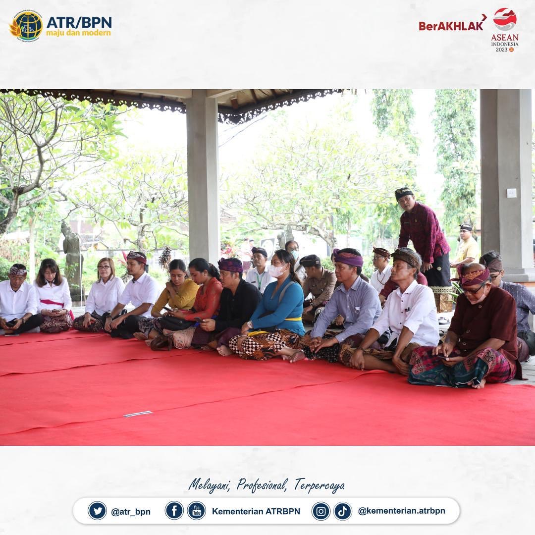 kantahkabpati's tweet image. Menteri ATR/BPN, Hadi Tjahjanto menyerahkan sertipikat tanah untuk Pura sebagai tempat ibadah umat Hindu. Sertipikat diserahkan secara langsung kepada 8 perwakilan masyarakat di Pura Puseh Batuan yang terletak di Desa Batubulan, Kec. Sukawati, Kab.  Gianyar. 

#TuntasdanBangkit