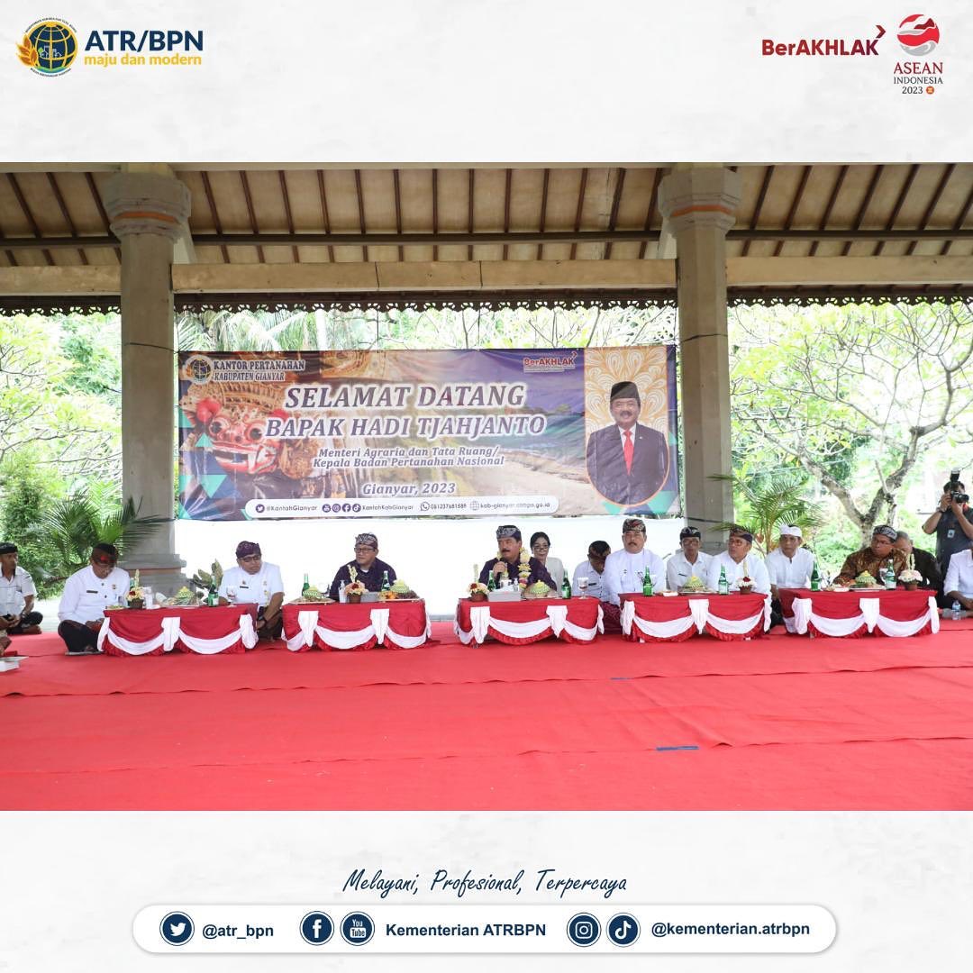 kantahkabpati's tweet image. Menteri ATR/BPN, Hadi Tjahjanto menyerahkan sertipikat tanah untuk Pura sebagai tempat ibadah umat Hindu. Sertipikat diserahkan secara langsung kepada 8 perwakilan masyarakat di Pura Puseh Batuan yang terletak di Desa Batubulan, Kec. Sukawati, Kab.  Gianyar. 

#TuntasdanBangkit