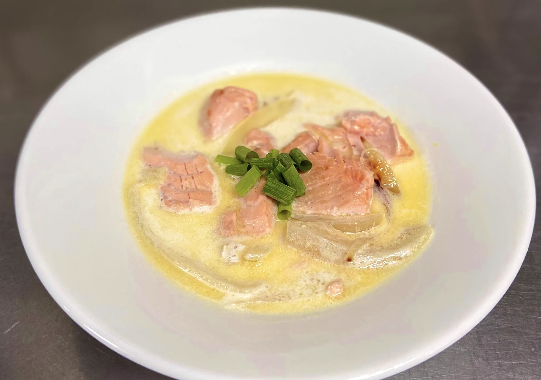温かいものを食べたいときにすごくぴったりそう！サーモンなどを使った「スープ」レシピ！