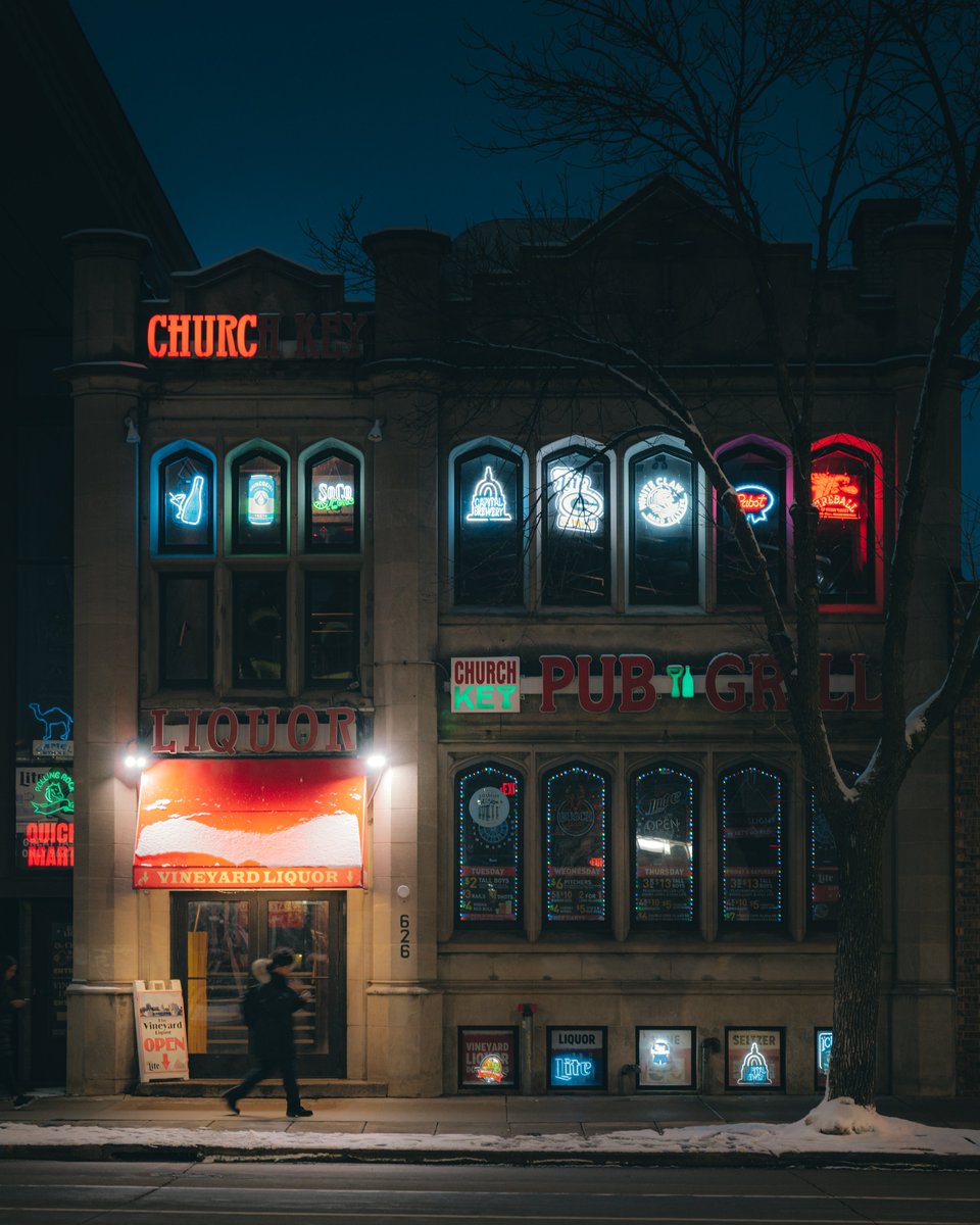 TheSamLi's tweet photo. Liquor Stores &amp; Neon https://t.co/yHp7plrEbs