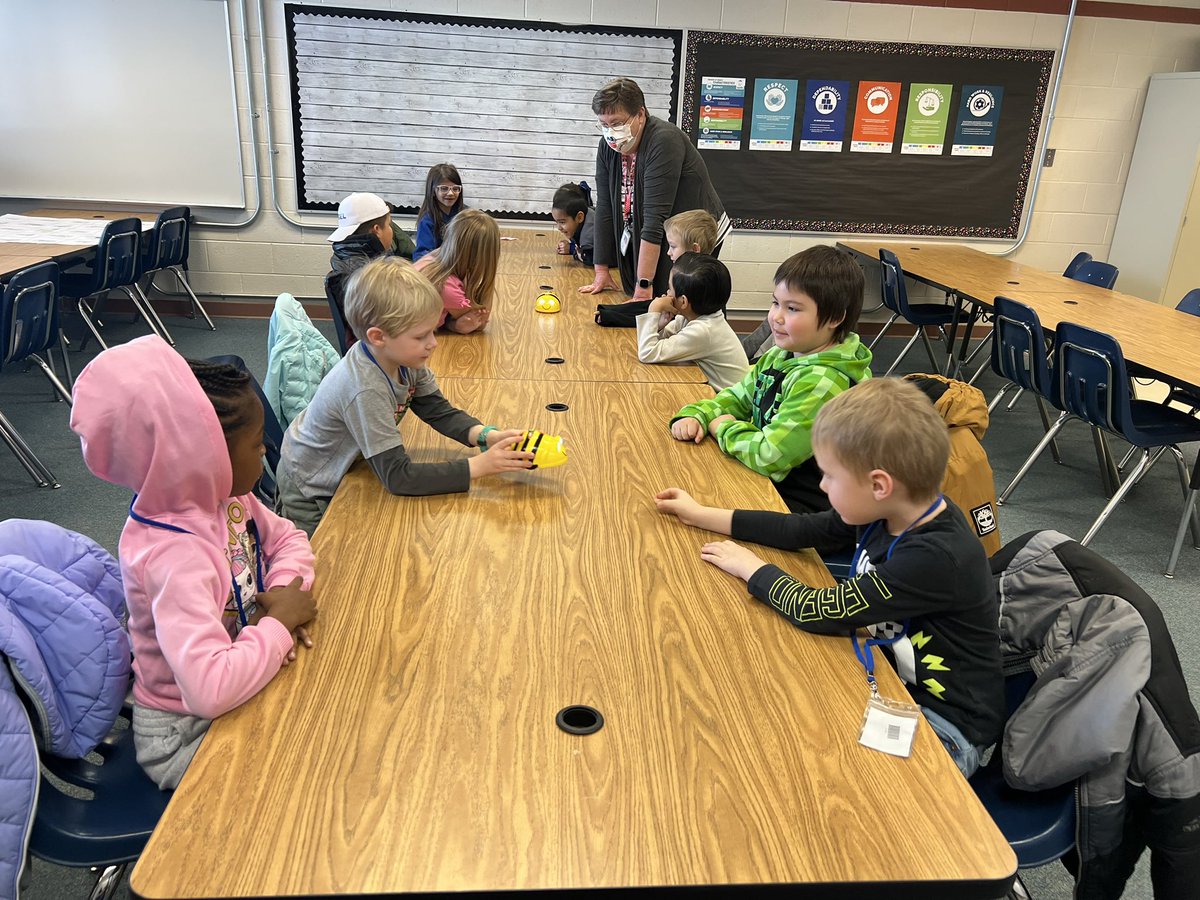kristenmlogan's tweet image. Mrs. McLane’s and Mrs. Atkinson’s kindergarten students worked together to code Bee-Bots and identify sight words and shapes. @GraniteSchools @GraniteEdTech #edtech #coding #codeHs