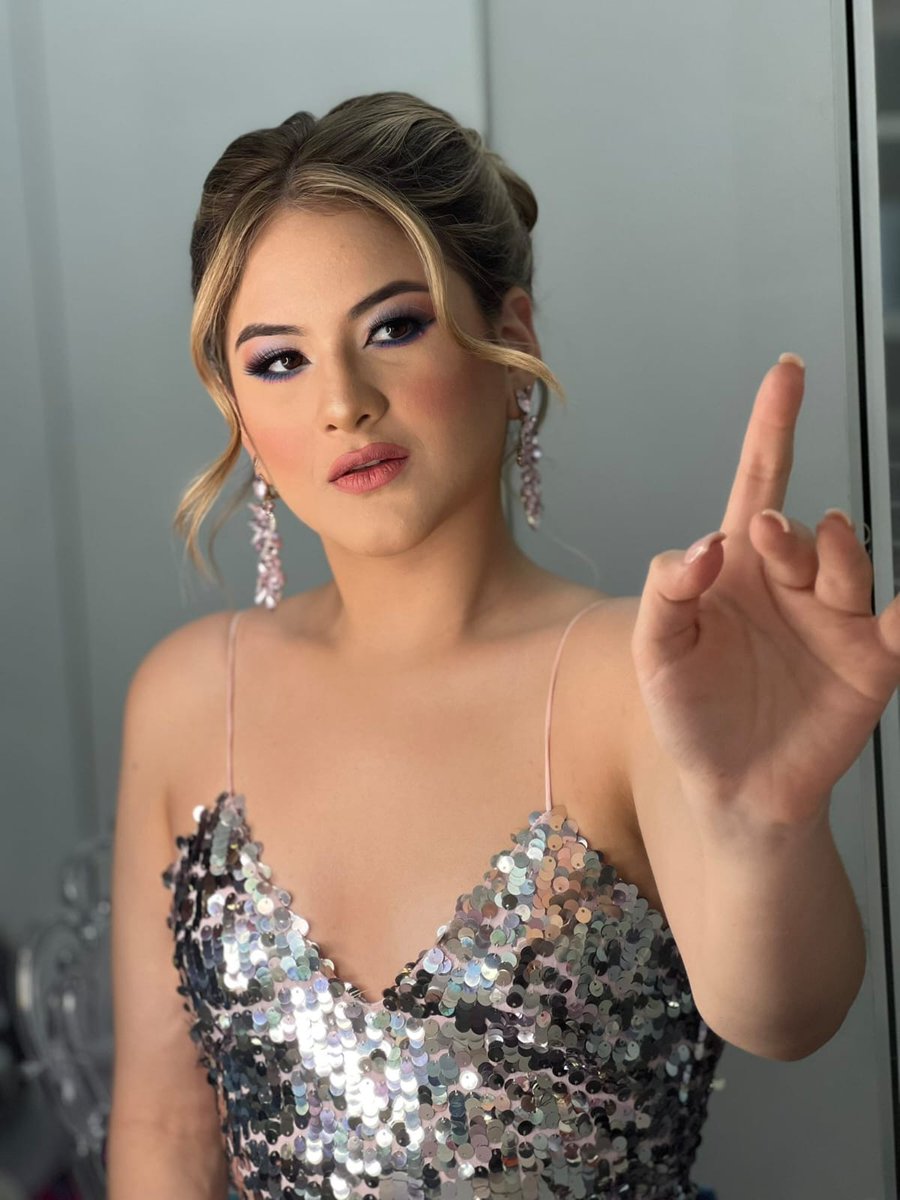 WendySnape's tweet photo. @ExaDurango @Edgar_Deras @MarRendonMusica @ChrisOvidMusic Gracias Exa Durango por complacernos con esta canción que tanto nos gusta  🥰❤️🌟
#ElDerasEnExaDurango 
#QueBuenaTarde
#Complacencia https://t.co/cjzXMWWPET