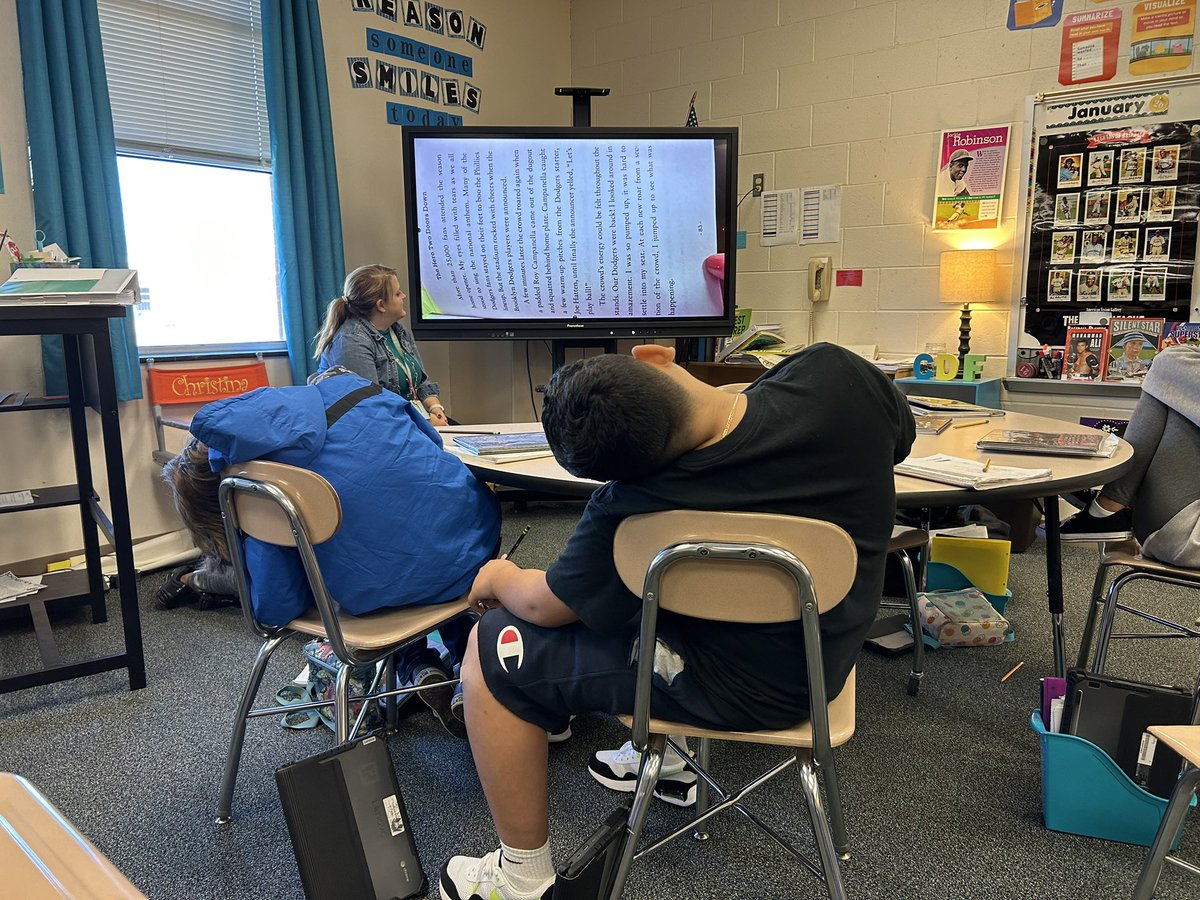 LearnEveryday5's tweet photo. When your students are really paying attention and know when the book they are listening to gets turned! I love my students! https://t.co/0yJZkZeau2