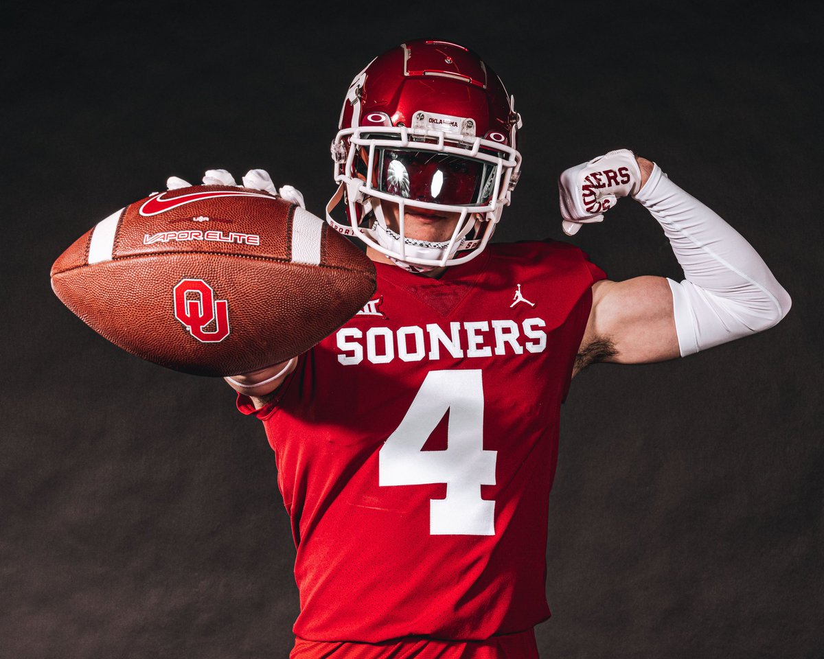 ReedDequasie's tweet photo. Very excited and blessed to announce that I am OU bound next year!!❤️🤍 #OUDNA @OU_Football @CoachVenables @coach_bhall @Coach_Mike_D https://t.co/sJE3w1yKkg