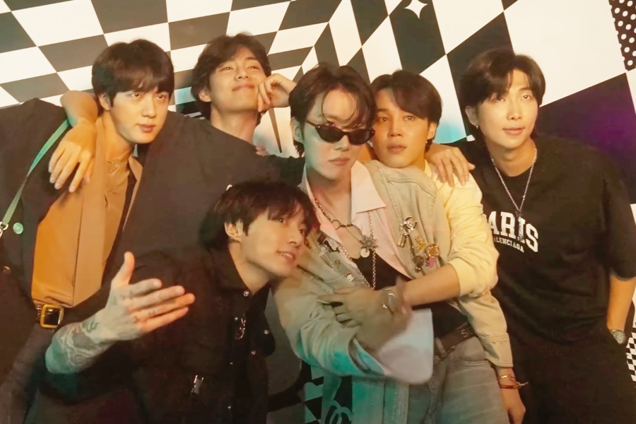 soompi's tweet photo. WATCH: #BTS's #JHope Is Ready For The Spotlight In Trailer For Documentary "#JHopeInTheBox"
https://t.co/k9UYViUr7O https://t.co/OE4dgFw2hG