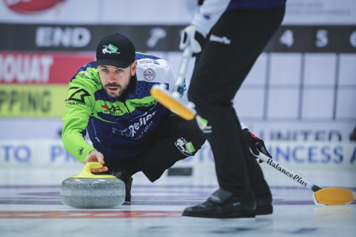 WATCH NOW: John Epping with 2 in the 4th end to take the lead on Sam Mooibroek in Ontario Tankard draw 10! Scoreboard/Streaming:  bonspiel.ink/3Dl4ef7
 (Photo: Jeffrey Au)  #curling
