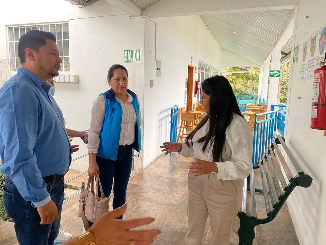 #Macará | Viceministra <a href="/VeronicaCandoB/">Verónica Cando Benavides</a> visitó el Centro de Desarrollo Infantil "Magdalena Ojeda", donde constató los servicios que se presta a niñas y niños. Además, verificó los avances de las acciones que se realizan para combatir la desnutrición crónica infantil.