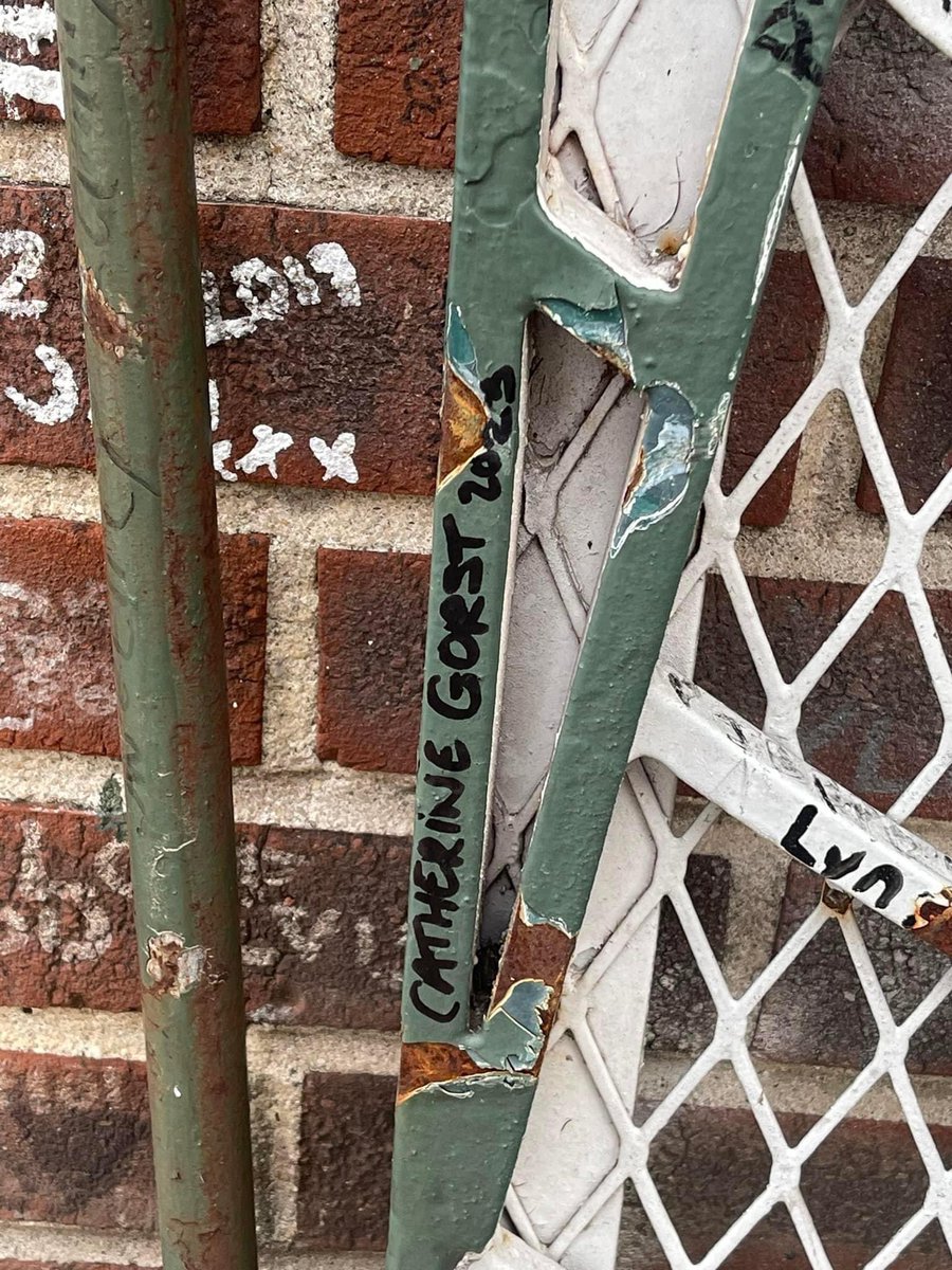 catherinegorst's tweet photo. Had to add my name to the gates of Graceland. So sad seeing Elvis’ grave and his daughters Lisa Marie. #Graceland #memphis #ElvisPresley https://t.co/k6lv0BOmOz
