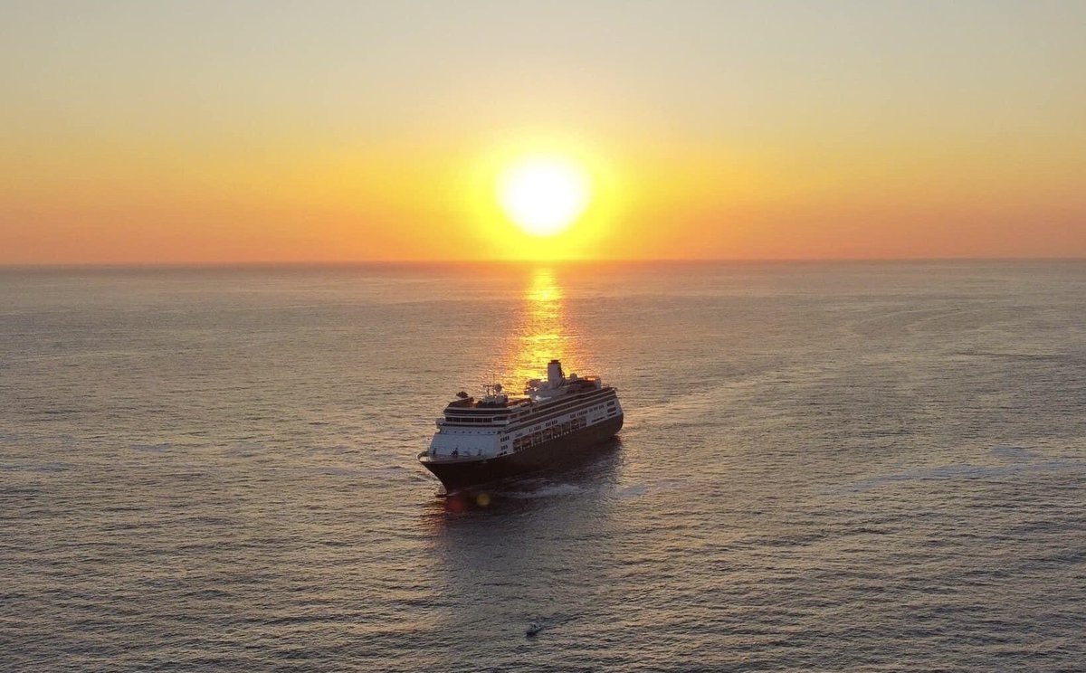 raulsinobas's tweet photo. El zaamdam de la @HALcruises llegó muy temprano para hacer su segunda de seis escalas en el Puerto de #Huatulco en esta temporada de cruceros turísticos 2022-2023 con 1,161 pasajeros y 587 tripulantes.
Siguiente puerto: #Queztal, #Guatemala
Hermoso Amanecer… https://t.co/6nJSyYXMCI
