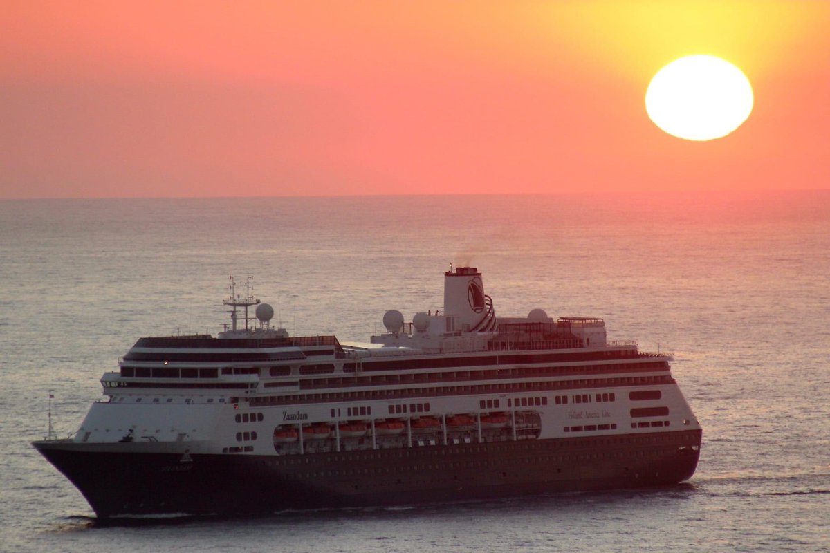 raulsinobas's tweet photo. El zaamdam de la @HALcruises llegó muy temprano para hacer su segunda de seis escalas en el Puerto de #Huatulco en esta temporada de cruceros turísticos 2022-2023 con 1,161 pasajeros y 587 tripulantes.
Siguiente puerto: #Queztal, #Guatemala
Hermoso Amanecer… https://t.co/6nJSyYXMCI