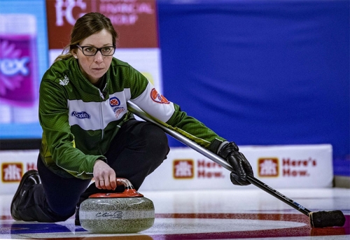 WATCH NOW: Starting with hammer, Krista McCarville scores 1 against Jackie McCormick in the first end of Unibet Northern Ontario Scotties draw 6! Scoreboard/Streaming Feature:  bonspiel.ink/3Y3W9Ue
 (Photo: Clement Roy)  #curling