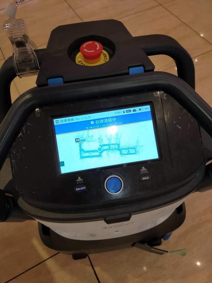 スーパーに来たら、自動清掃ロボが掃除してた。
ご苦労さん💁 https://t.co/7QSaapiCGG