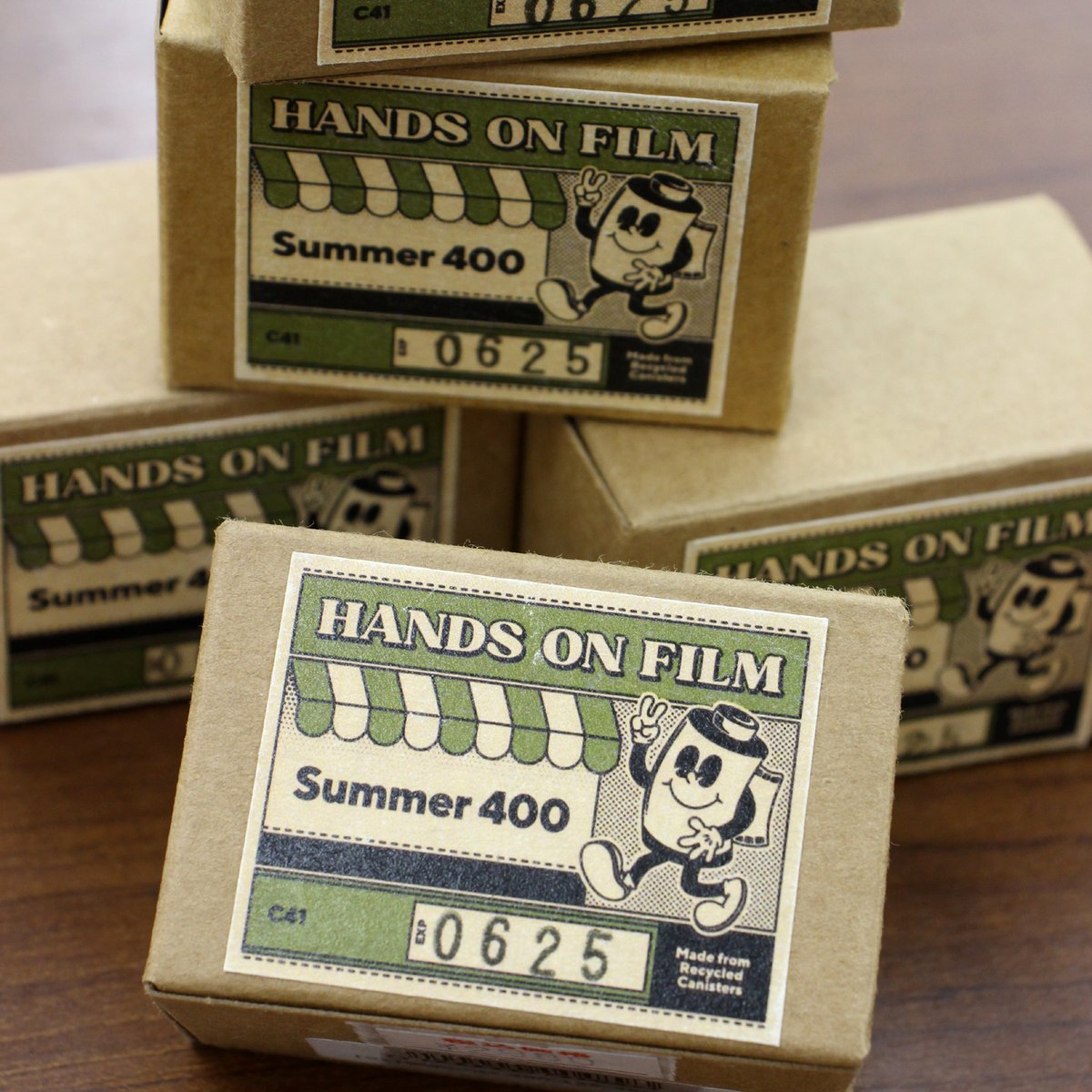 champcamera's tweet image. Summer 400 by #青葉台 店

シンガポールの現像所・Hands on Filmが独自開発した汎用現行 #カラーネガ。発色自体はニュートラル寄り。大きめの粒状感と褐色に滲むハイライトがレトロムービーのようです。（作例ご提供：SHIO様）

#Summer400 #HandsonFilm #ISO400 #田園都市線
champcamera.co.jp/topics/?id=ao_…