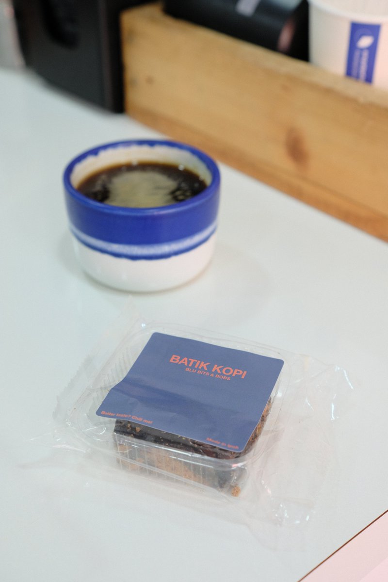 bulletofmine's tweet photo. Salam &amp; hi kawan-kawan semua!🥳

Minggu lepas kami ada cuba kek batik kopi dari ipoh! Rasanya sangat sedap! Jadi kami ingin berkongsi pengalaman yang sama juga bersama kawan-kawan di Temerloh. 🍃

Rm 7 / pcs. 

🫰 buka 9 am - 6.45 pm (last order)

#kekalproduktif https://t.co/evyCrRttBw