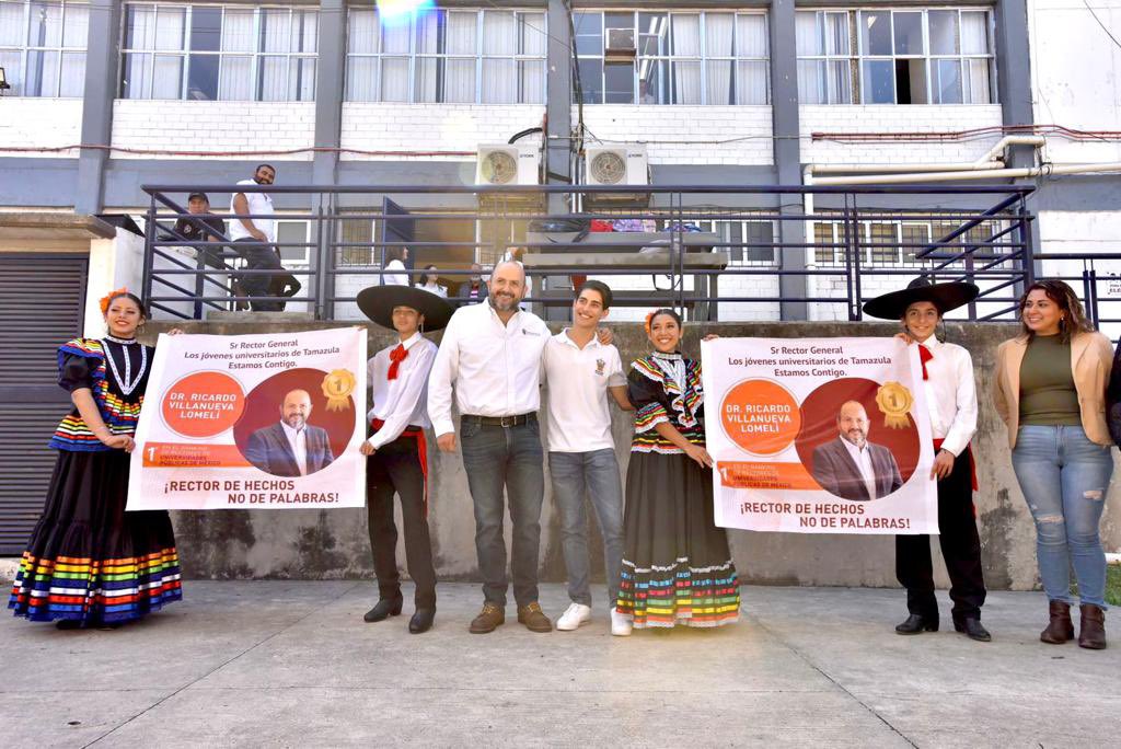 rvillanueval's tweet photo. ¡Muchas pero muchas gracias por sus felicitaciones por los resultados del ranking! 🖤🦁

La realidad es que este reconocimiento es de ustedes, de las y los 320 mil estudiantes de nuestra #RedUdeG.  #PrepaTamazula https://t.co/MAbBeVnuce