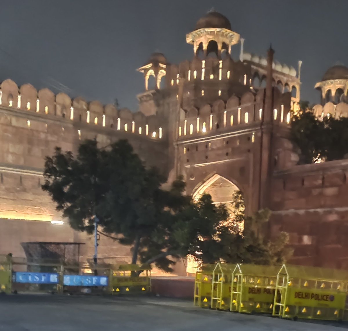 The newly launched Sound and Light show at the Lal Quila is a grand and a spectacular show. A MUST visit .
#IncredibleIndia #redfort #Delhi #liveEvents #lasershow #amustvisit  #soundandlightshow #nofilterneeded