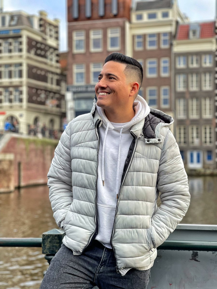 PedroLoliPeru's tweet photo. Centro de Ámsterdam 
(Países Bajos).
.
.
#PedroLoli #viaje #trip #Amsterdam #paisesbajos #invierno #frio #amsterdamcity #redlight #singer #peruvian #latino #holanda https://t.co/OSHjGrR4aB