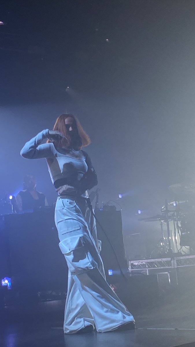 hallowedwaters's tweet photo. Kehlani makes me want to cut my hair too 😫 #bluewaterroadtour https://t.co/hqISlZBHwi