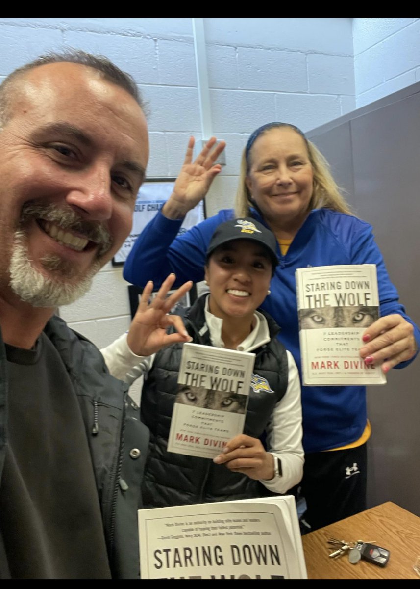 coachmmwrun's tweet photo. Thanks @coachbenatti and @tiffanie_yabut best book club 💙💛📚 https://t.co/oJxLcdoszg