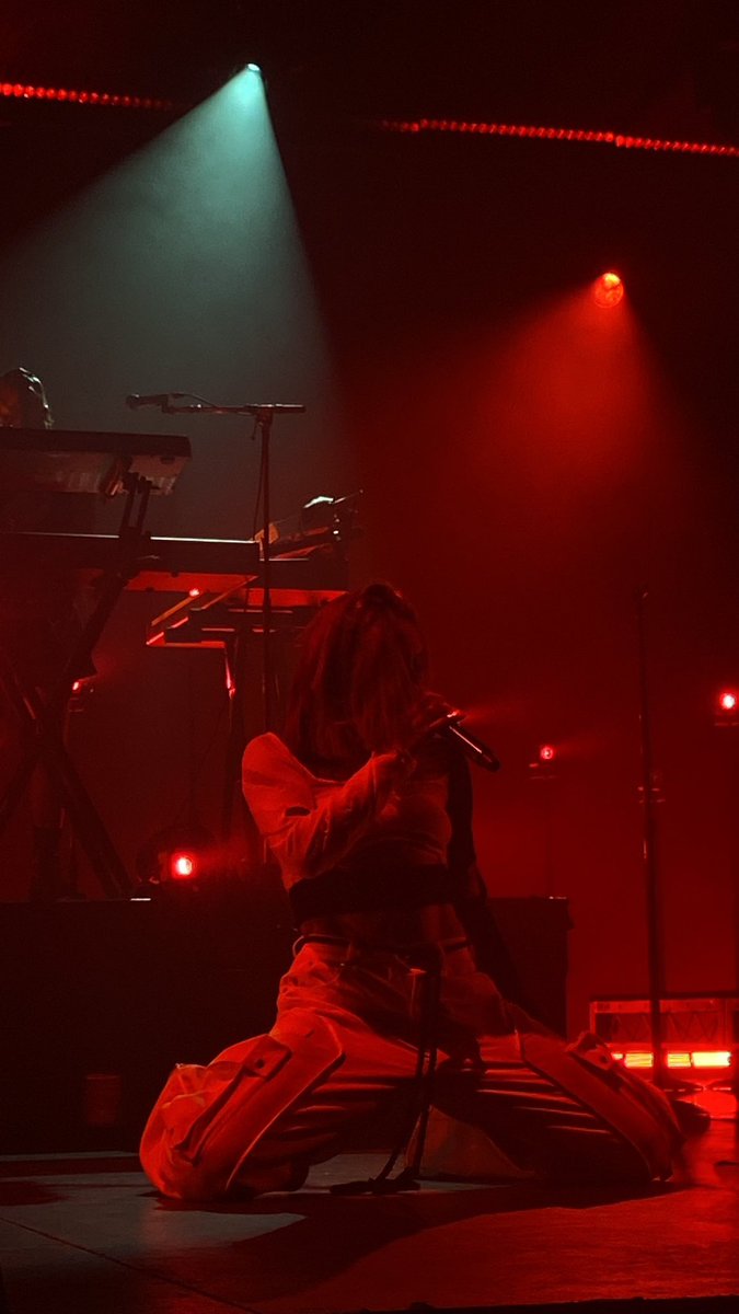 hallowedwaters's tweet photo. The red colour just reminded me of how hot that venue got, Kehlani was on fire 🔥 but fr thank you for being a responsible artist and actually noticing fans passing out 

Security was so bad at giving water even when I was basically barricade 😫 https://t.co/xt6PJQpmve