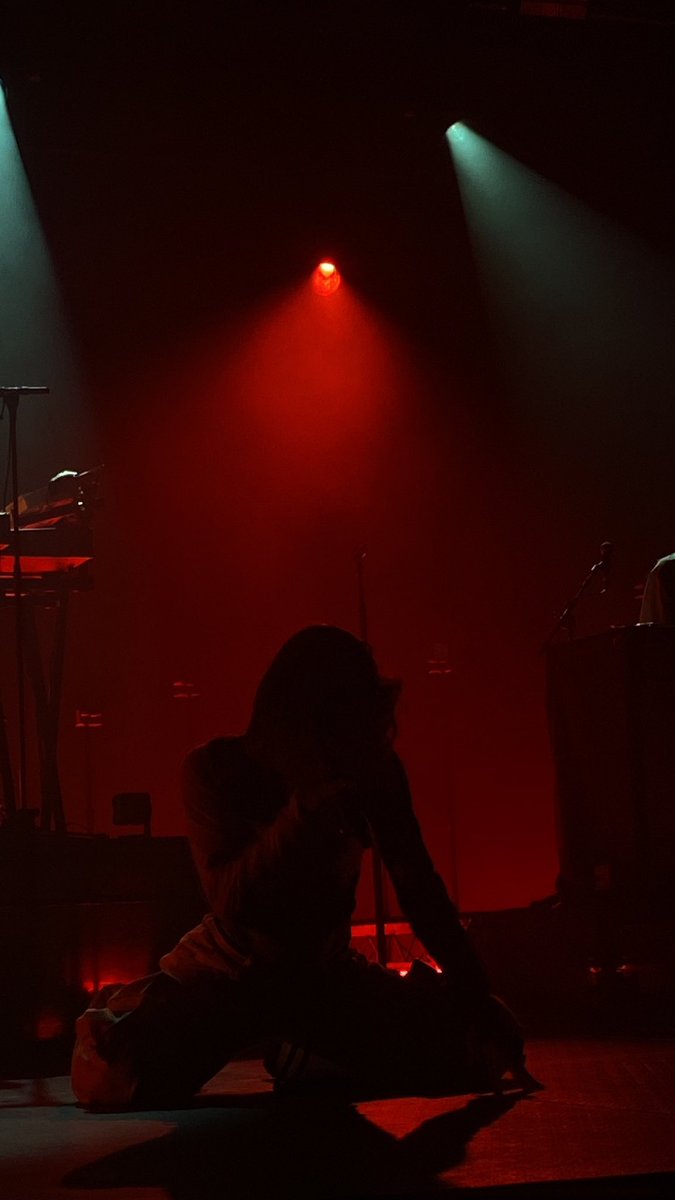 hallowedwaters's tweet photo. The red colour just reminded me of how hot that venue got, Kehlani was on fire 🔥 but fr thank you for being a responsible artist and actually noticing fans passing out 

Security was so bad at giving water even when I was basically barricade 😫 https://t.co/xt6PJQpmve
