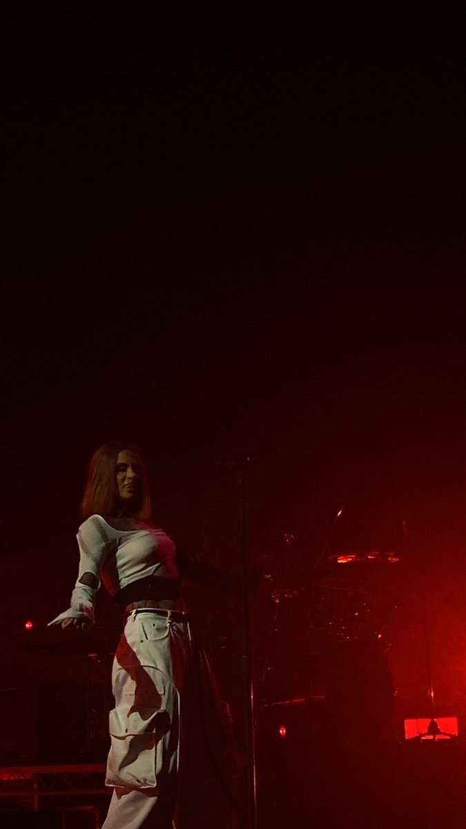 hallowedwaters's tweet photo. The red colour just reminded me of how hot that venue got, Kehlani was on fire 🔥 but fr thank you for being a responsible artist and actually noticing fans passing out 

Security was so bad at giving water even when I was basically barricade 😫 https://t.co/xt6PJQpmve