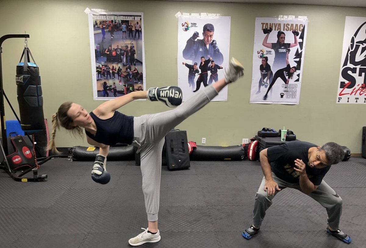 mmafedindia's tweet photo. @Daniel_Isaac75 
“From strength to Strength” Lia Holter trains kickboxing with Coach Dan at Tigers Gym in Florissant Missouri 💪🏽 https://t.co/dhFc7pt8LQ