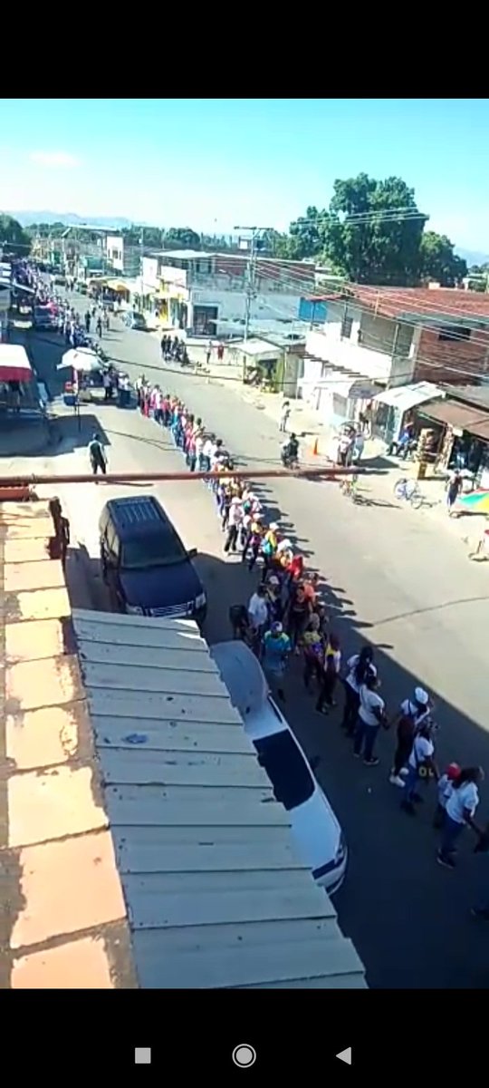 Los Educadores de Linares Alcántara, tomaron hoy  las calles  del municipio en #Aragua, con una CADENA HUMANA, en protesta exigiendole un salario digno a este regimen  hambriador,  y el respeto  hacia el ejercicio de la carrera docente 

@VenteAragua 
@VenteDDHH 
#SalarioDignoYa