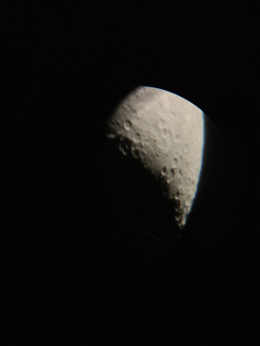 LorenaBolso's tweet photo. La Luna Por Peñarol y Jupiter que nos es esquivo… #BarrioPeñarol #Celestron #StarsenseExplorerLT no nos rendimos, ya dominaremos la técnica!! El mejor regalo de Navidad #GrandesyChicos https://t.co/zOPqCKWni5