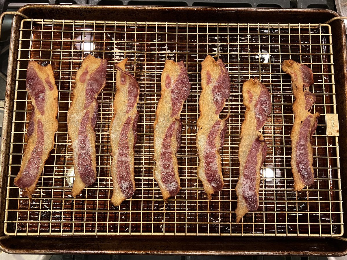 secretfamilyrec's tweet image. bacon before, bacon after. i&apos;m sure there&apos;s something witty and profound here... #bacon #baconbacon #beforeandafter 🥓