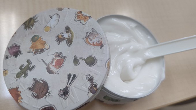 STEAMCREAM、使う前に混ぜ混ぜするとフワッとしてくるの楽しいよね 職場でも許される柄のやつをもってきた 
