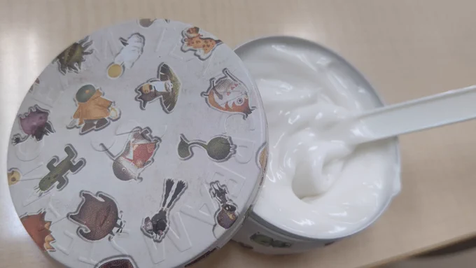 STEAMCREAM、使う前に混ぜ混ぜするとフワッとしてくるの楽しいよね 職場でも許される柄のやつをもってきた 