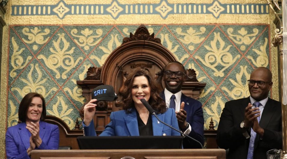 ImRachelWhite's tweet image. 2015 vs. 2023

diverse leaders provide 'mirrors' for diverse students to see themselves reflected &amp;amp; 'windows' of opportunities to look through other perspectives

a whole bunch of kids in my home state finally got a mirror 🥹@GovWhitmer @garlingilchrist  @WinnieBrinks