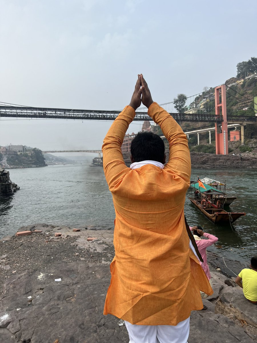 LPradeepRao's tweet photo. Blessed At Omkareshwar Temple.The temple  which is shaped like ॐ is the fourth Jyotirlinga of Lord Shiva. Prayed for the well-being of all. 
I chanted Om at this divine place on the banks of Maa Narmada river.
जय ओंकार जी🙏🏽 #Omkareshwar https://t.co/58IfOmDwnD