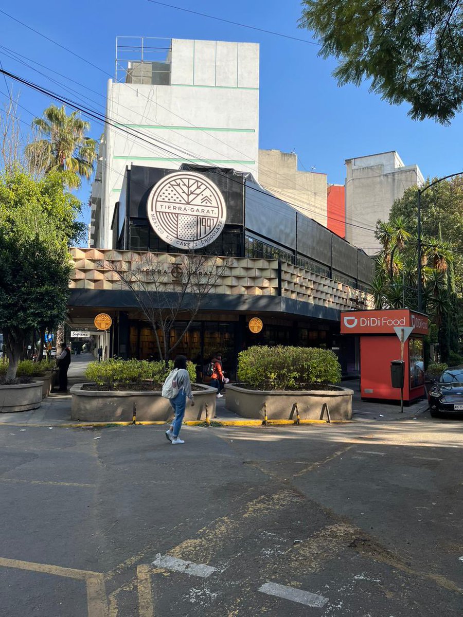 lavozdepolanco's tweet photo. Insisten en su segundo piso. ¡Es ilegal! @mauriciotabe @AlcaldiaMHmx @inveacdmx @GobCDMX #Garat insiste. https://t.co/0tjW8cIWrF