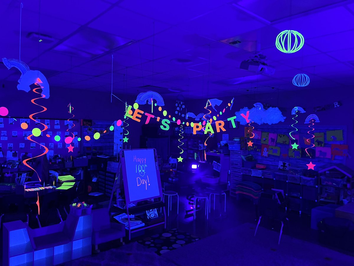 KCanToo1's tweet photo. The calm before the 100th day Glow party! #100thdayofschool #anyexcusetoparty 😉@coral_ridge #kcantoo #Kindergarten https://t.co/ESniUrlU4w