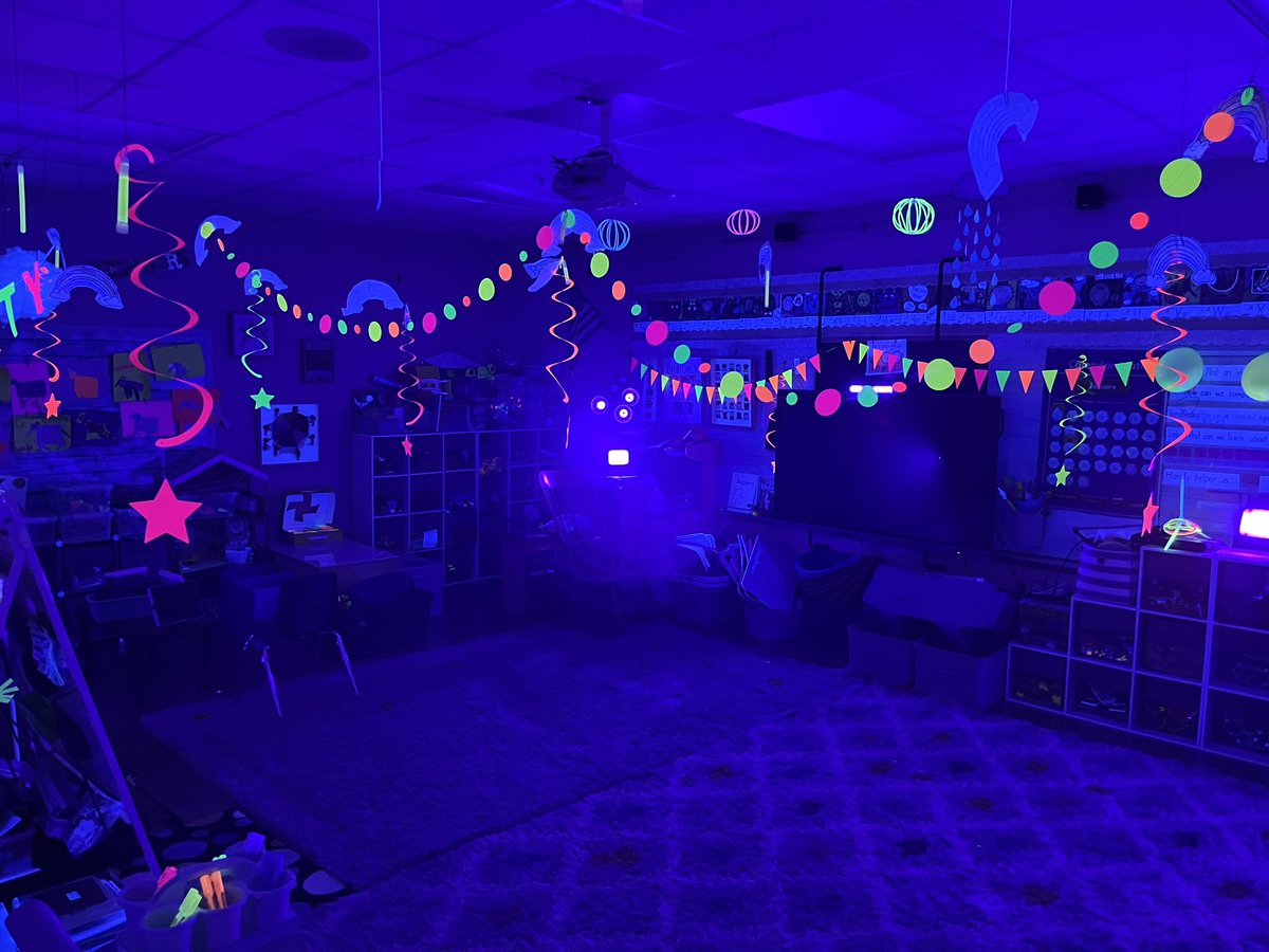 KCanToo1's tweet photo. The calm before the 100th day Glow party! #100thdayofschool #anyexcusetoparty 😉@coral_ridge #kcantoo #Kindergarten https://t.co/ESniUrlU4w