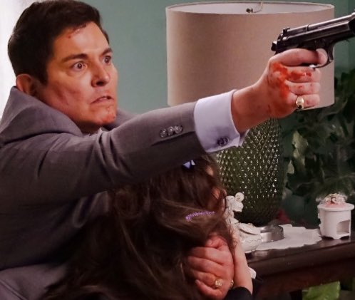 Produccionof's tweet image. ¡Cállate, maldita traidora! Ay, qué romántica me saliste, hijita… dando la vida por tu marido…#GranFinal #Mañana #CoronaDeLágrimas2 6:30 pm. #ConLasEstrellas @elgueromex @E_Laguardia