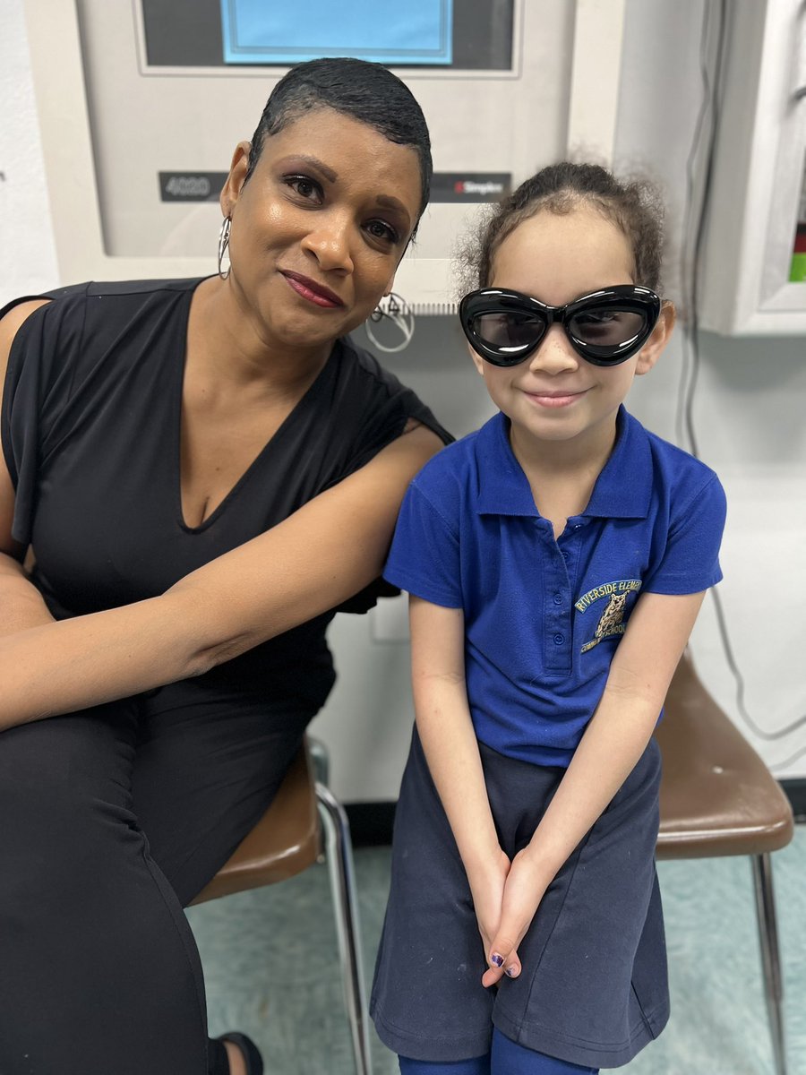 riversidebulld1's tweet photo. When your #Principal lends you her stylish glasses … 🤓 #MakingConnections #PrincipalDuties #DrB_andMsChloe @MDCPSCentral @SuptDotres @MjLewis13 @MsSwainCRO https://t.co/0wHW7oanqm