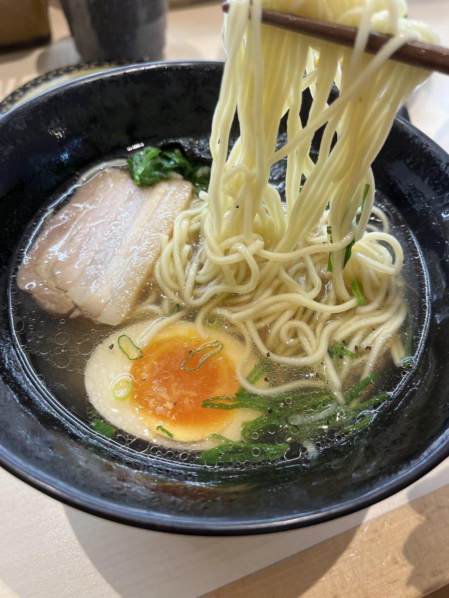 こんにちは〜 今日のランチは 貝節塩ラーメン、あさりと帆立の茶碗蒸し、握りと軍艦 ガリ美味かった〜 今朝TVでやってたけど、熊本産かな❓