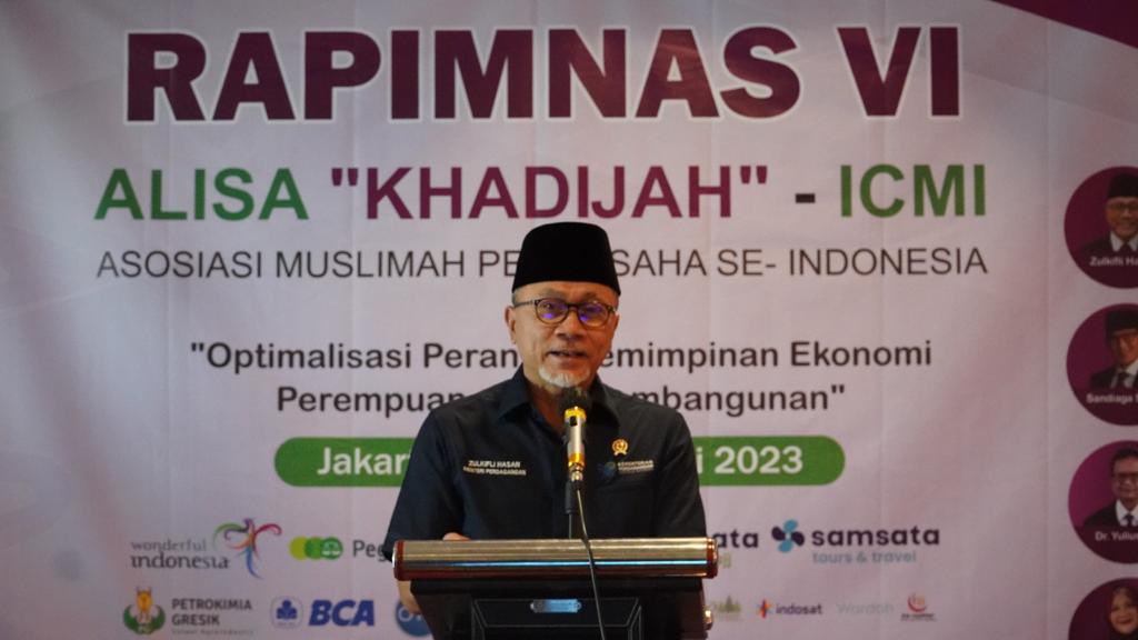 Tiba-tiba merasa paling ganteng. Ternyata karena semuanya perempuan. Kemarin (26/1) di Rapimnas VI Asosiasi Muslimah Pengusaha se-Indonesia (Alisa) ICMI, saya mengajak kaum perempuan - pengusaha untuk semakin mengisi &amp; memperkuat dunia usaha.

Maju terus perempuan Indonesia!