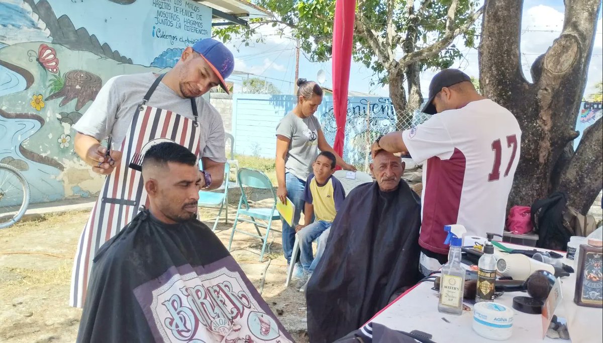 ConcejalDavidF's tweet photo. En fotos:

Así se desarrollo el Plan Social Comunitario en Agua Dulce (Parroquia Rafael Urdaneta).

#UnSoloGobierno
#1x10DelBuenGobierno
@FidelVsquezPSUV
@PartidoPSUV
@jcfuenmayor
@ValenciaConcejo

#AquiNadieSeRinde https://t.co/PNmYDA2LIg