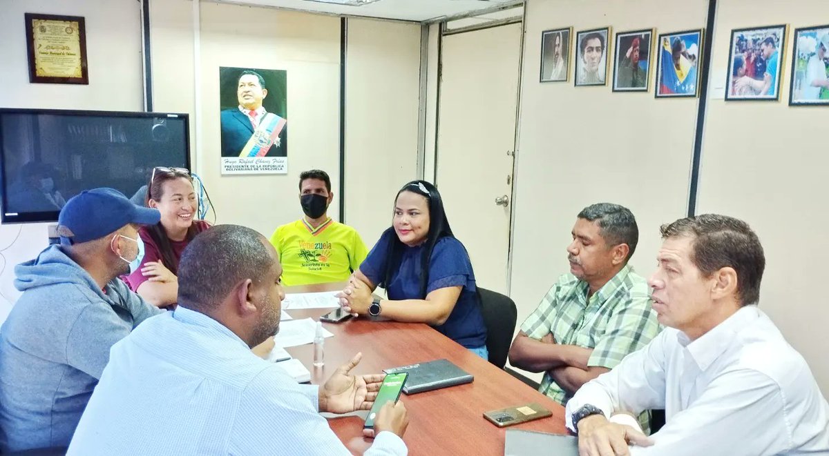ConcejalDavidF's tweet photo. ¡¡Hay que legislar escuchando al Pueblo!!.
🤝🏼🇻🇪🤝🏼

@PartidoPSUV 
@dcabellor 
@FidelVsquezPSUV 
@ValenciaConcejo https://t.co/hV4mnvPVPZ