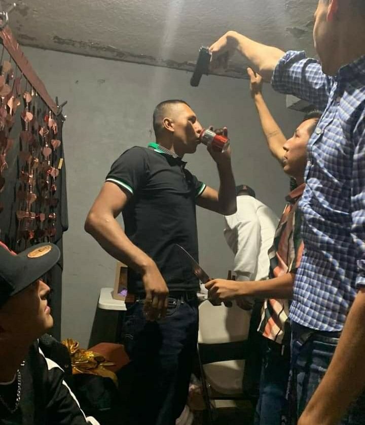 Mappsssss's tweet photo. Yo por otro lado, tomo con gente que me hace sentir así https://t.co/Jm4HOpdLBD