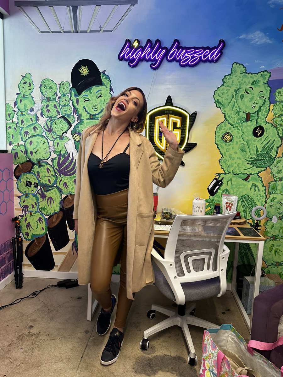 Confidence101's tweet photo. Cannabis Unearthed podcast went on an LA adventure today and visited the beautiful Highly Buzzed Penthouse suite at Green St.
Great conversation, herb and plenty of laughter.
We all deserve a bong rip π¨π¨π¨
#womenofcannabis #cannabissociety #highlybuzzed #CannabisCommunity #LA https://t.co/sb1RoZjJQC
