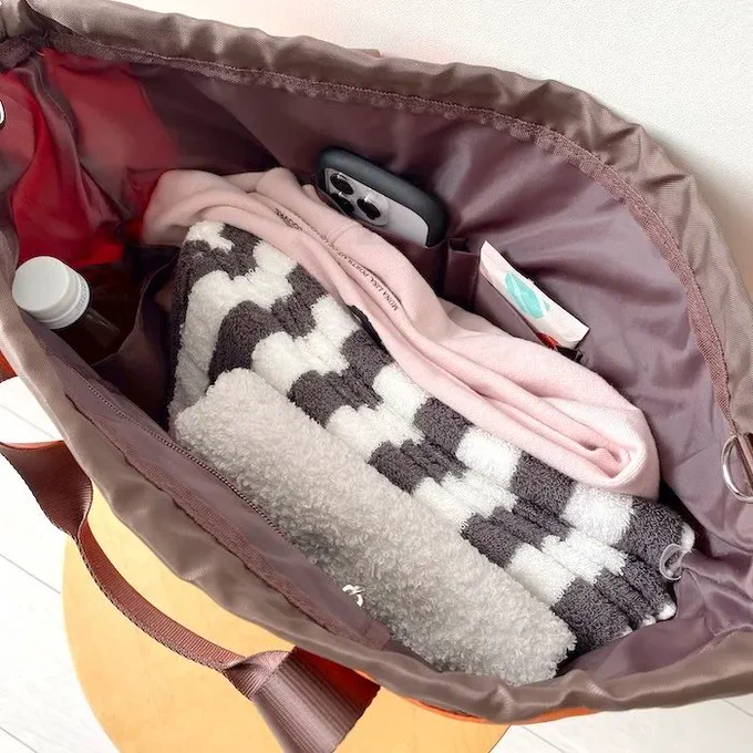 【GU】もうポーチいらないじゃん!ポケットいっぱいの「大容量トートバッグ」収納力すごすぎて感動しちゃった!の「トートバッグ」が便利なんです!ポケットの数が多くて、荷物の仕分けがしやすいの。サイズも大きいので、タオルや着替えもまるっと収納できちゃいますよ! 