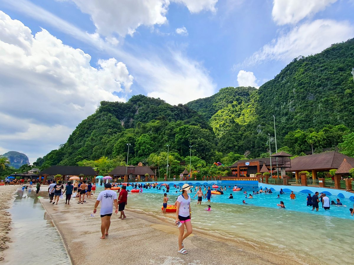 There’s no better way to enjoy a hot summer day than jumping in our Jungle Wave Pool🌊

#SunwayLostWorldOfTambun
#AwesomeMoments
#STPStudios
#PlayWithConfidence
#StayWithConfidence
#StateOfPlay