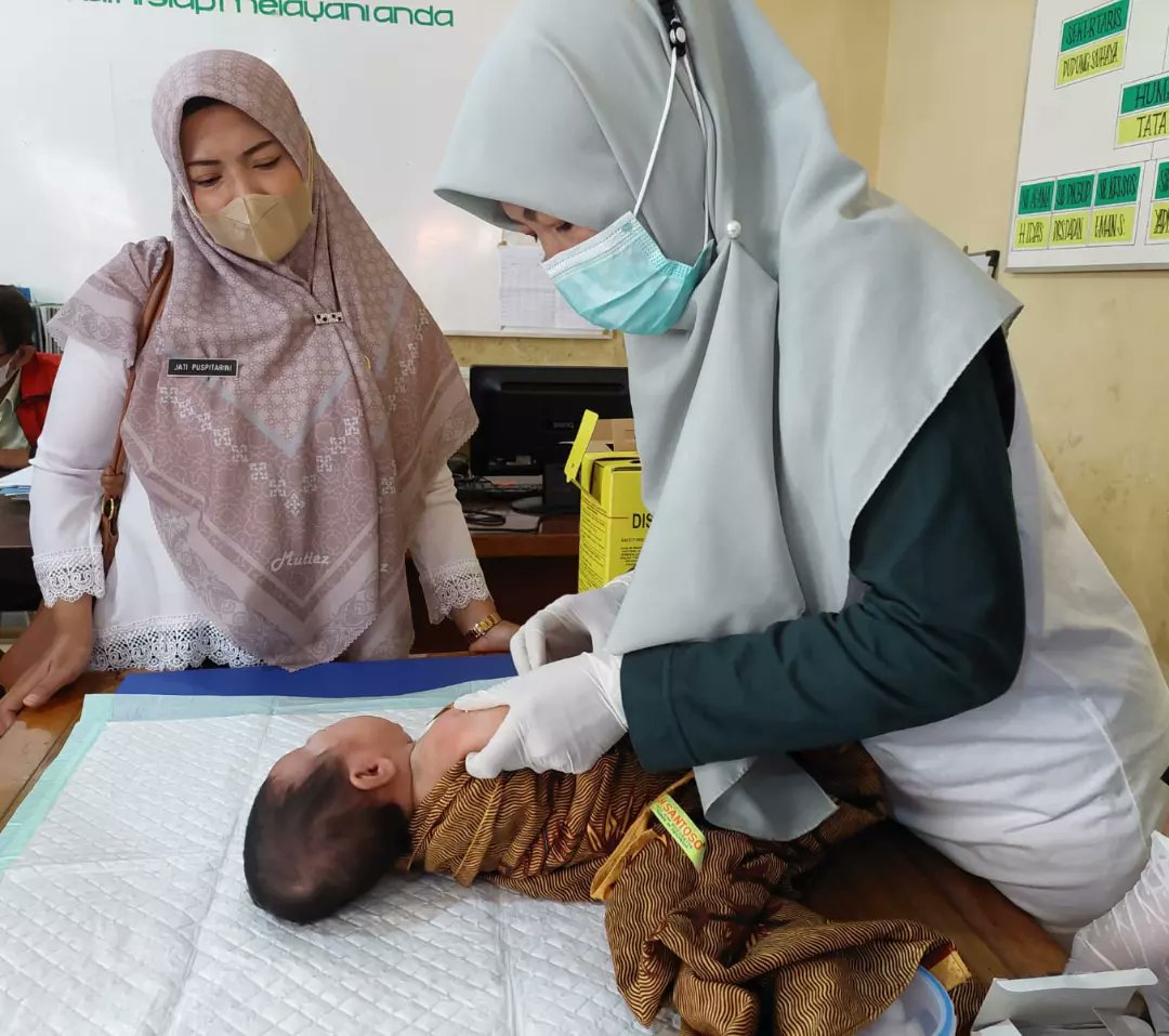 uptpkmpadasuka's tweet photo. Kegiatan Vaksinasi Rutin untuk Bayi dan Balita oleh UPTD Puskesmas Padasuka di Balai RW.13 Kelurahan Cikutra dan Aula Kantor Kelurahan Cicadas, Rabu (25/01/2023).
.
#dinkeskotabandung #uptdpkmpadasuka #siapmelayanidenganhati #vaksin https://t.co/U1zwltOylG